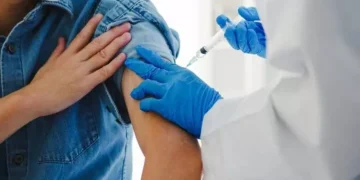 Idosos devem se vacinar contra herpes-zóster para prevenir complicações, alerta especialista