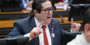 Tarcísio Motta participa de debate sobre desafios e futuro da educação pública no Rio