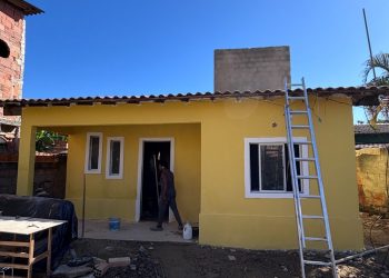 Obras de melhorias habitacionais e urbanísticas avançam na comunidade do Risca Faca, em Maricá