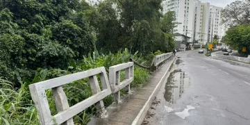 Mureta danificada na ponte da RJ-100 em São Gonçalo preocupa moradores há um ano