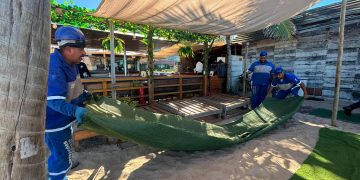 Prefeitura do Rio remove estruturas irregulares na faixa de areia da Avenida do Pepê
