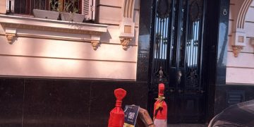 Bueiro sem tampa em Copacabana, na frente do Edifício Lellis, preocupa moradores há 16 dias