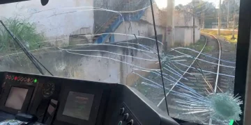 Trem do ramal Belford Roxo é atingido por pedrada na Zona Norte do Rio