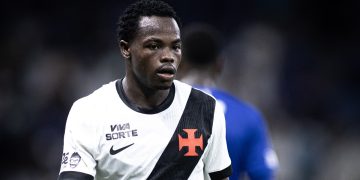Vasco busca renovar contrato de Andrés Gómez, apesar de interesse de clubes estrangeiros