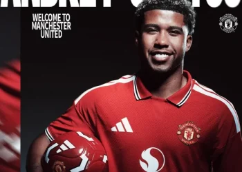 Andrey Santos é apresentado no Manchester United após transferência do Chelsea