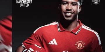 Andrey Santos é apresentado no Manchester United após transferência do Chelsea
