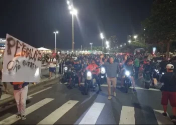 Camelôs protestam contra Operação Tolerância Zero na Avenida Atlântica, no Rio