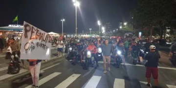 Camelôs protestam contra Operação Tolerância Zero na Avenida Atlântica, no Rio
