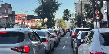 Tráfego na Ponte Rio-Niterói fica mais lento devido a acidente e panes mecânicas
