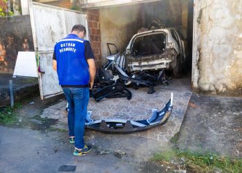 Detran RJ desmantela casa de desmanche irregular com peças de veículos roubados