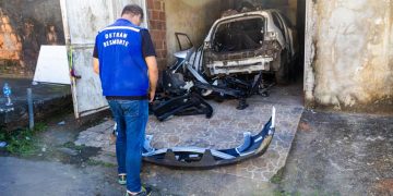 Detran RJ desmantela casa de desmanche irregular com peças de veículos roubados