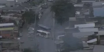 Criminosos usam ônibus como barricadas na Zona Norte do Rio durante operação policial