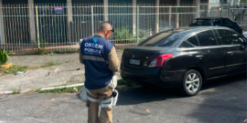 Subprefeitura da Zona Norte II realiza operação de fiscalização e autua cerca de 40 veículos na feira do Cachambi