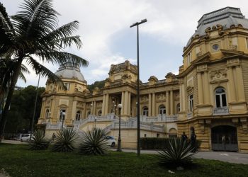 Governo do Rio de Janeiro oficializa fusão de secretarias para reduzir custos