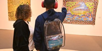 Niterói distribui mochilas sensoriais gratuitas para inclusão de autistas em espaços culturais