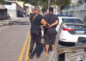 Polícia prende líder do Comando Vermelho em Niterói durante operação contra expansão da facção