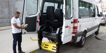 Prefeitura de Niterói contrata serviço de transporte adaptado para pessoas com deficiência e TEA