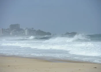 Marinha emite alerta de ressaca no litoral do Rio de Janeiro até terça-feira