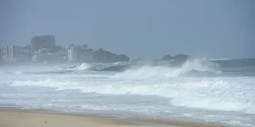 Marinha emite alerta de ressaca no litoral do Rio de Janeiro até terça-feira