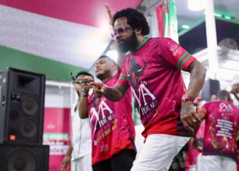 Samba de Xande de Pilares classifica-se na Mangueira para o Carnaval 2027