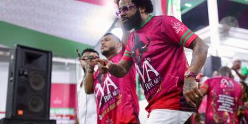 Samba de Xande de Pilares classifica-se na Mangueira para o Carnaval 2027