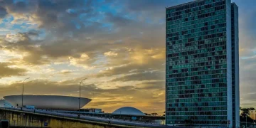 Câmara aprova redução de tributos sobre combustíveis e amplia benefícios fiscais