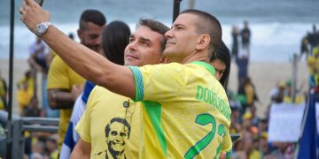 Flávio Bolsonaro e Douglas Ruas convocam apoiadores para lançamento de campanha na orla de Copacabana