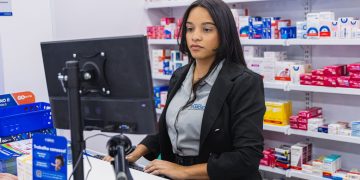Drogarias Tamoio abre 16 vagas de atendente com benefícios e jornada 5×2