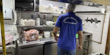 Fiscalização no Rio encontra alimentos vencidos e irregularidades em bares da Barra
