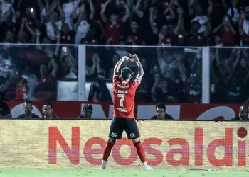 Flamengo diminui vantagem do Palmeiras após goleada e avança na luta pelo título
