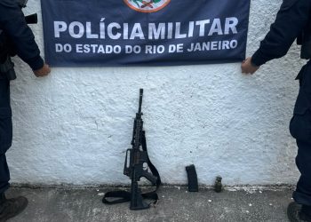 Polícia apreende arsenal e drogas em operação na Vila Candoza, suspeitos fogem