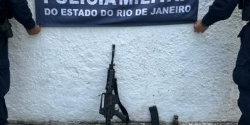 Polícia apreende arsenal e drogas em operação na Vila Candoza, suspeitos fogem