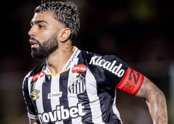 Gabigol comemora 100 gols pelo Santos e fresta crise com desempenho destacado