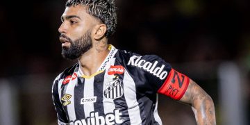 Gabigol comemora 100 gols pelo Santos e fresta crise com desempenho destacado