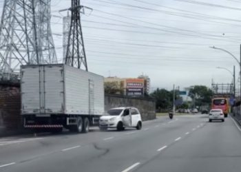 Carro é arrastado por caminhão durante discussão de trânsito no Viaduto de Cascadura