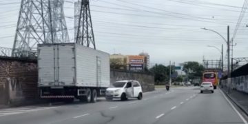 Carro é arrastado por caminhão durante discussão de trânsito no Viaduto de Cascadura