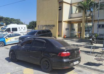 Homem com mandado de prisão por roubo é detido na RJ-106, em Rio das Ostras