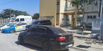 Homem com mandado de prisão por roubo é detido na RJ-106, em Rio das Ostras