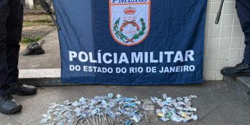 Homem de 19 anos é preso com drogas e dinheiro durante patrulhamento em Niterói