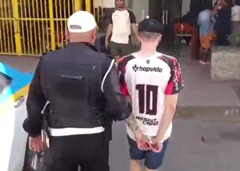 Homem com mandado de prisão por homicídio qualificado é detido em São Gonçalo