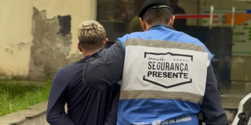 Idosa é vítima de assalto no Méier e suspeitos são presos após tentativa de fuga