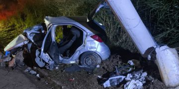 Motorista morre ao colidir após fuga com drogas no Rio; passageira é presa por tráfico