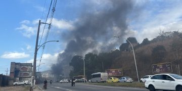 Manifestantes bloqueiam rua na Mangueira após operação policial na Favela do Metrô