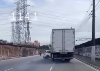 Caminhão bate e arrasta carro após discussão no Viaduto de Cascadura, RJ