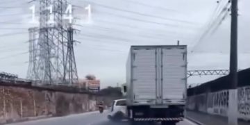 Caminhão bate e arrasta carro após discussão no Viaduto de Cascadura, RJ