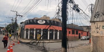 Obras irregulares da Claro deixam moradores sem energia e geram suspensão na Zona Norte do Rio