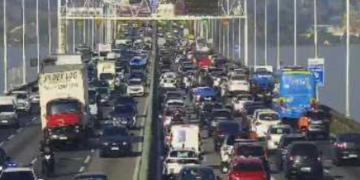 Acidente na Ponte Rio-Niterói interdita duas faixas e causa lentidão no trânsito