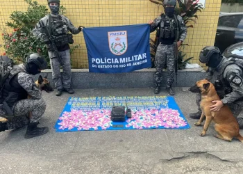 Operação em Realengo mira cobrança ilegal de serviços e encontra fábrica clandestina de munições