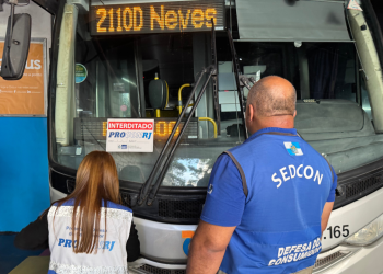 Três ônibus são interditados no Rio por irregularidades de segurança e documentação