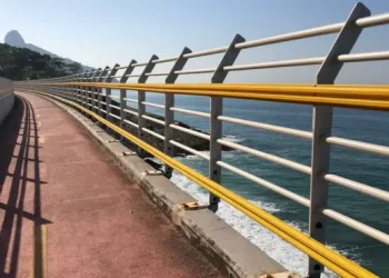 Orla do Rio tem trecho da ciclovia interditado por ondas de até 2,5 metros